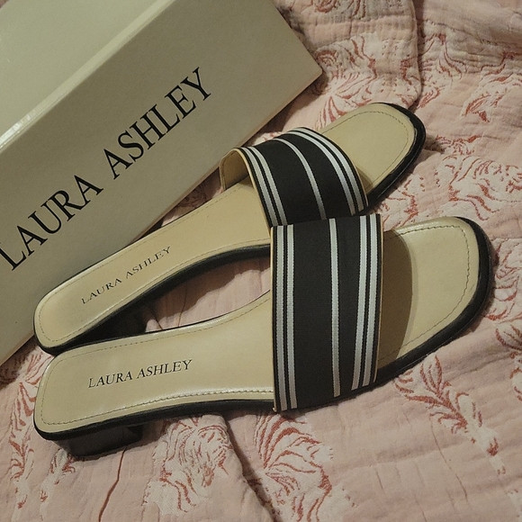 Vintage  Laura Ashley - Picture 2 of 3